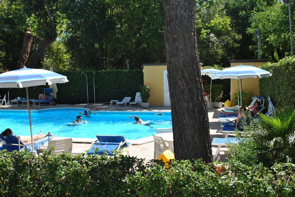 Hotel Bahama Rimini Esterno foto