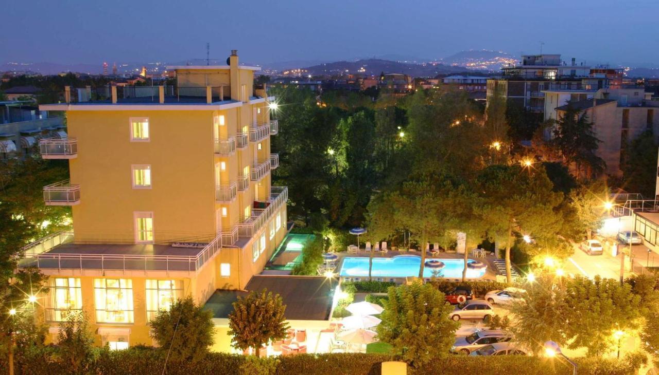 Hotel Bahama Rimini Esterno foto
