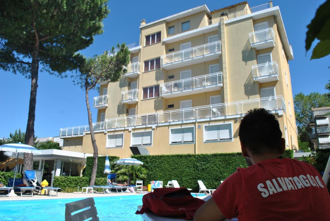 Hotel Bahama Rimini Esterno foto